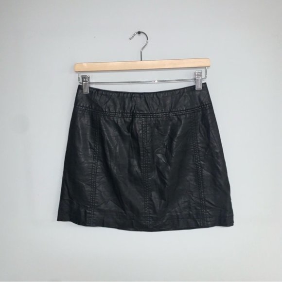 Free People Vegan Leather Mini Skirt Women's Size 2 US Black Zipper Faux Leather - Picture 2 of 9